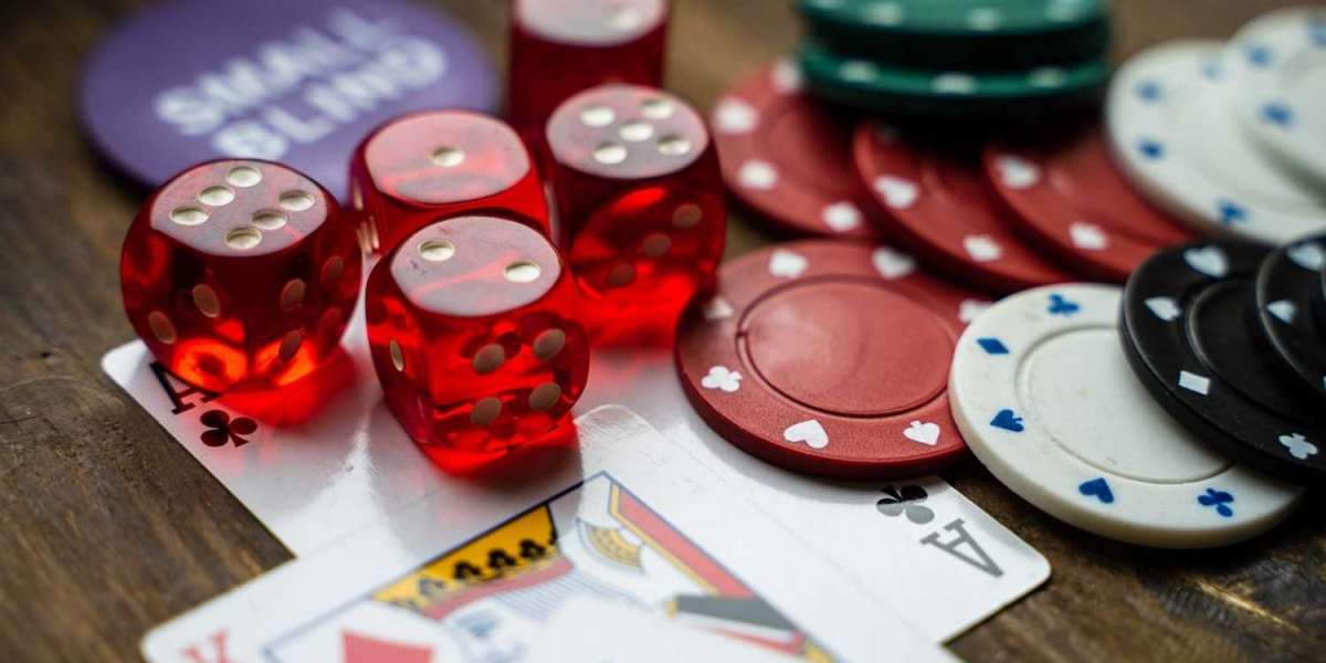 What attracts players to online casinos?